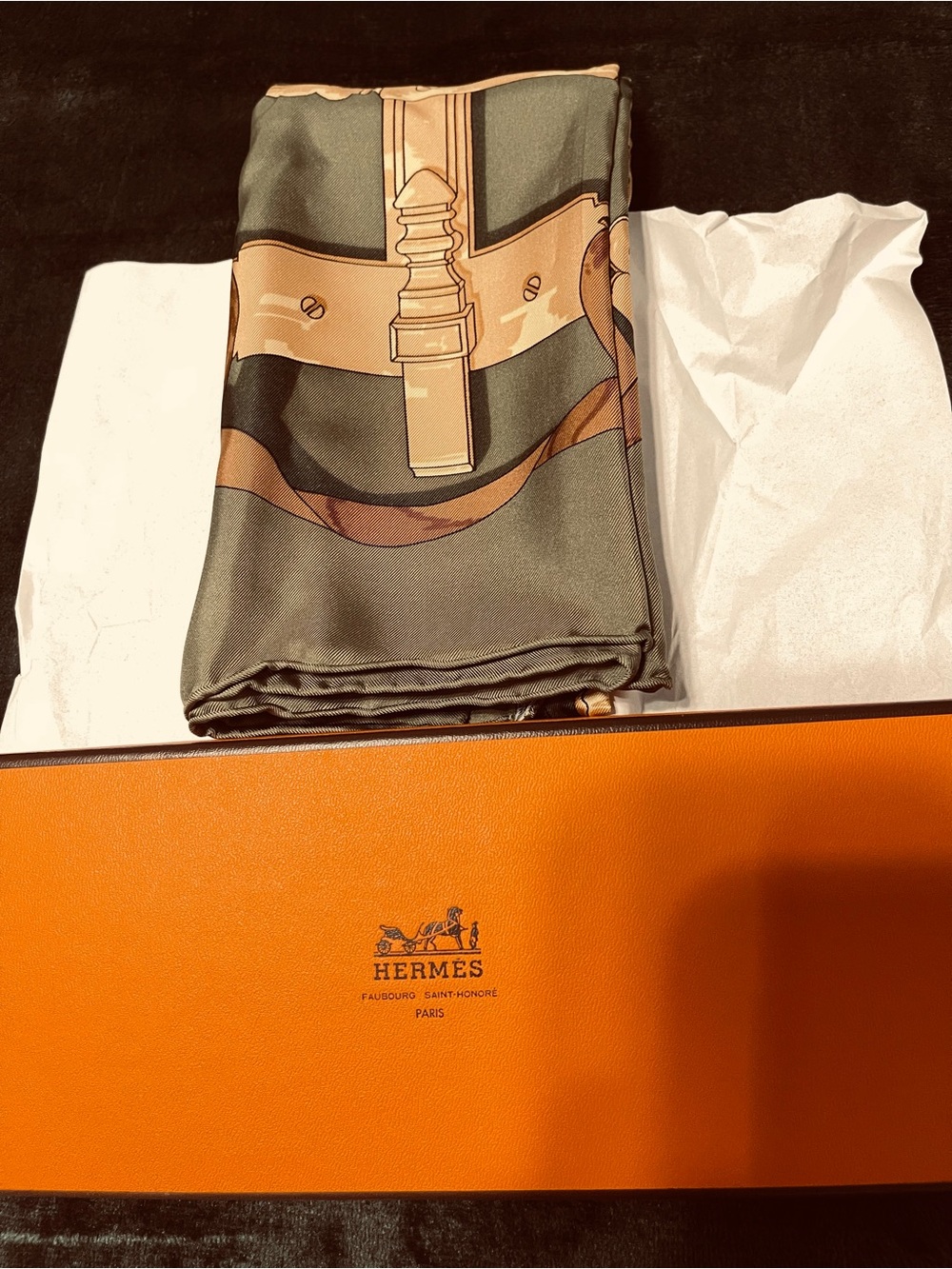 Ladies Silk Scarf in Olive Green
33”x33”
In excellent condition, hardly wore - Picture 2 of 6